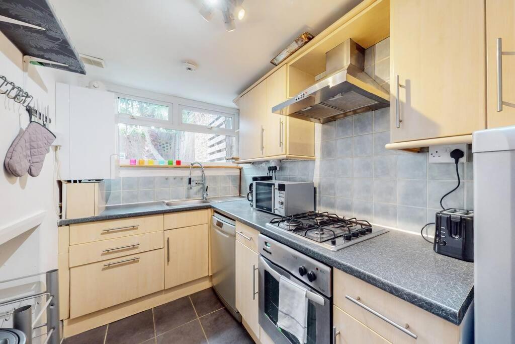 Perfectly Located, Classy 2 Bed Flat In Stockwell *