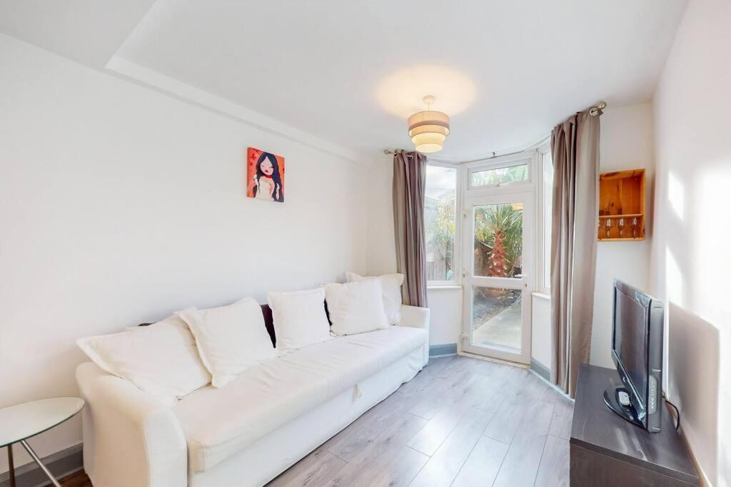 Perfectly Located, Classy 2 Bed Flat In Stockwell Appartamento